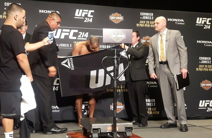 Daniel Cormier pesagem UFC 214 (Foto: Marcelo Barone)