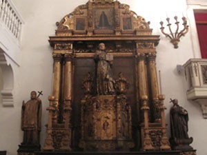Altar com imagens de Santo Inácio, São Francisco Xavier e São Borja que pertenceu à igreja fundada no século XVI pelos jesuítas no Morro do Castelo. O altar está atualmente na Igreja de Nossa Senhora de Bonsucesso.  (Foto: Cristina Boeckel/ G1)