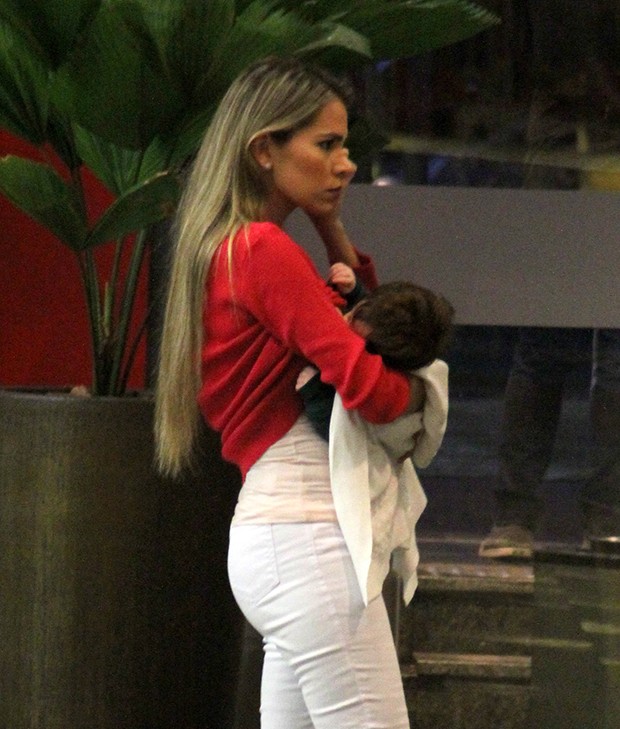 Adriana amamentando o filho, Rodrigo (Foto: J.Humberto AgNews) Adriana amamentando o filho, Rodrigo (Foto: J.Humberto AgNews)