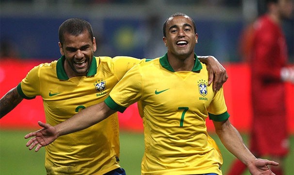 Daniel Alves e Lucas foram destaque da seleção no último jogo (Foto: Mowa Press/Reprodução: Globoesporte.com)