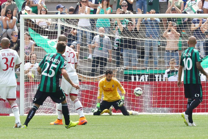Domenico Berardi marca para o Sassuolo diante do Milan (Foto: Serena Campanini/EFE)