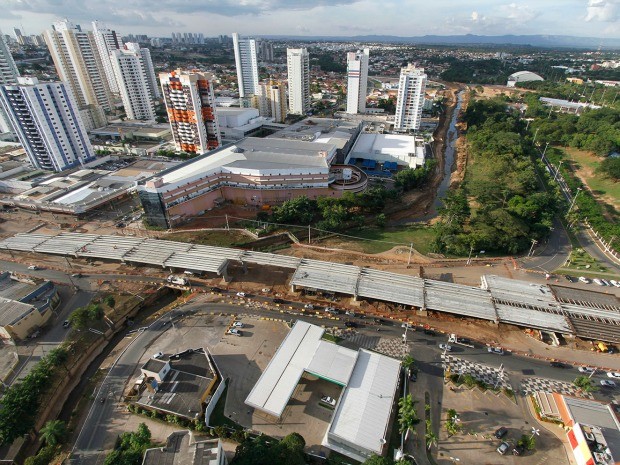 Imagem aérea mostra execução de obras perto do campus da UFMT. (Foto: Edson Rodrigues / Secopa)