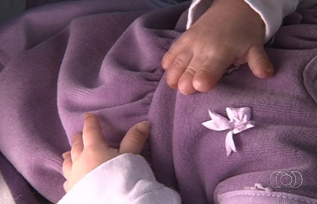 Bebê tem ponta dos dedos de uma mão amputados em Goiânia, Goiás (Foto: Reprodução/ TV Anhanguera)