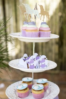 Os docinhos seguiram o padrão de cores da festa. Sobre o cupcake, topping no formato de unicórnio (Foto: Juliana Laporta)