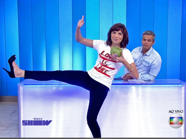 Monica Iozzi se equilibra bebendo água de coco (Foto: Vídeo Show / TV Globo)