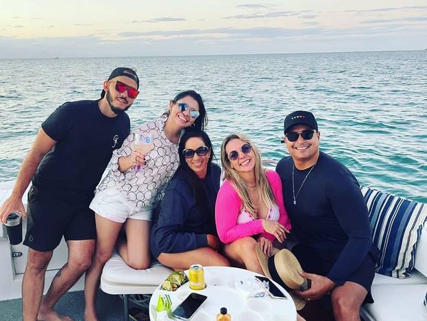 Carla Perez e Xanddy (dir) com amigos (Foto: Reprodução/Instagram)
