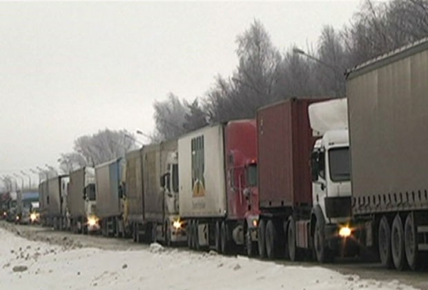 Um engarrafamento de quase 200 km está deixando milhares de motoristas parados na Rússia (Foto: BBC)