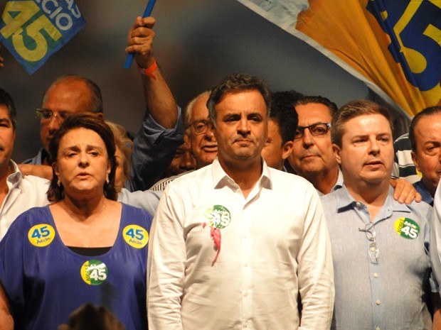 Aécio Neves durante comício em BH, ao lado da mãe, Inês, e do senador eleito Antonio Anastasia (Foto: Taís Pimentel/G1)