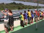 Crianças navegam pelo Rio Tietê para ter aulas práticas sobre preservação
