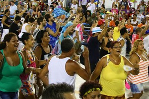 1º dia de desfiles teve tensão, falta de fantasias e surpresa (Rodrigo Gorosito/G1)