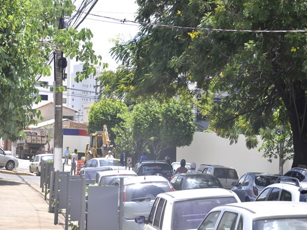 Trânsito ficou congestionado em trecho de avenida por conta de obras de recapeamento (Foto: Leandra Ribeiro/G1)