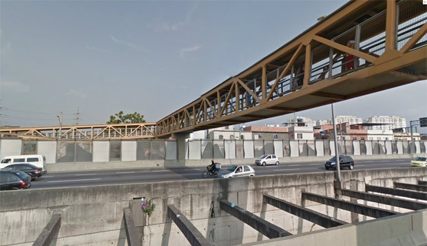 Estrutura da passarela é vista antes do acidente (Foto: Reprodução/Google Street View)