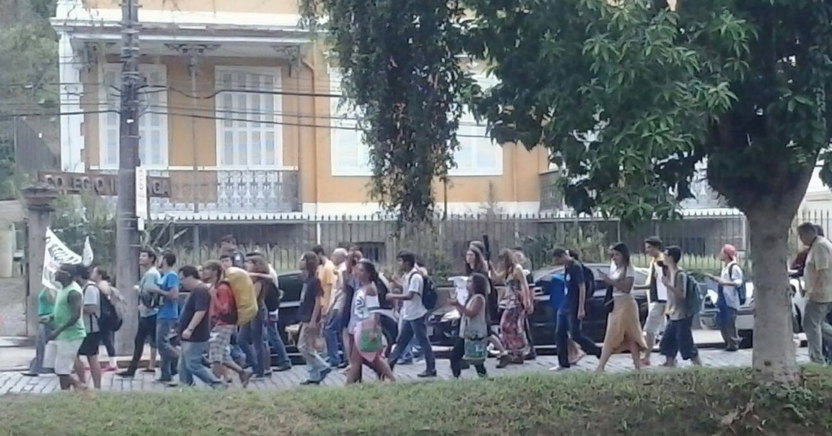 Manifestantes pedem suspensão do aumento da passagem em ... - Globo.com