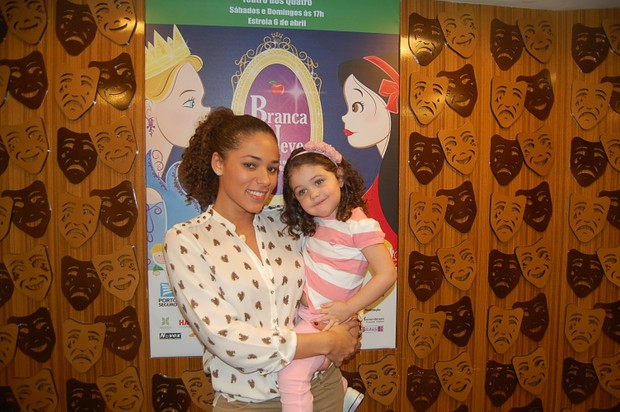 Roberta Almeida com Maysa, filha de Tânia Mara e  Jayme Monjardim (Foto: Divulgação)