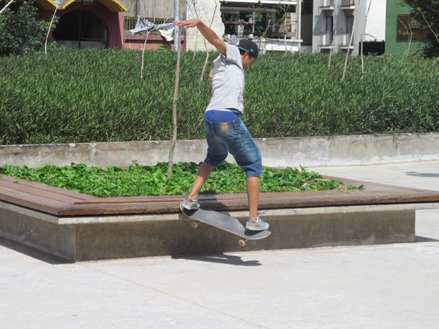 Banco é usado para manobra de skate na Praça Roosevelt (Foto: Márcio Pinho/G1)
