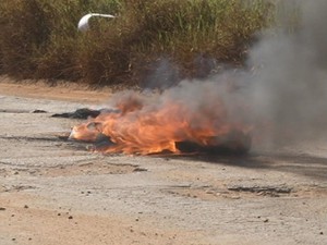Pneus foram queimados na pista como forma de protesto (Foto: Reprodução/ TV TEM)