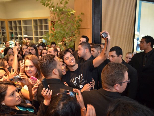 Rodrigo Simas tira foto com fã em evento em Maringá, no Paraná (Foto: Adriano Gatto/ Foto Rio News)