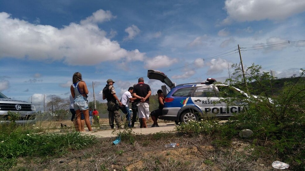 Suspeitos foram encaminhados para o plantão da polícia em Bezerros (Foto: João Henrique/Arquivo Pessoal)