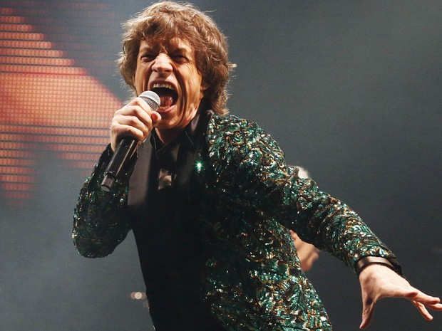 Mick Jagger e os Rolling Stones se apresentam no palco Pyramid do festival de Glastonbury (Foto: Reuters)