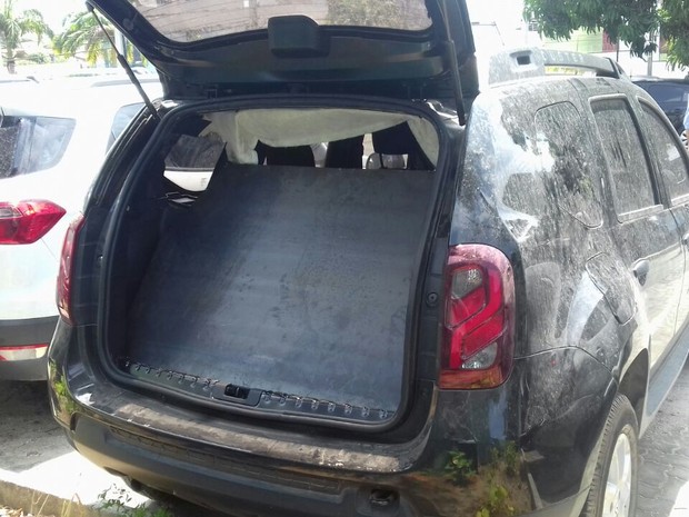 Quatro dos veículos apreendidos tinham chapa de ferro, para proteção em caso de tiroteio (Foto: Leandro Silva/TV Verdes Mares) Quatro dos veículos apreendidos tinham chapa de ferro, para proteção em caso de tiroteio (Foto: Leandro Silva/TV Verdes Mares)