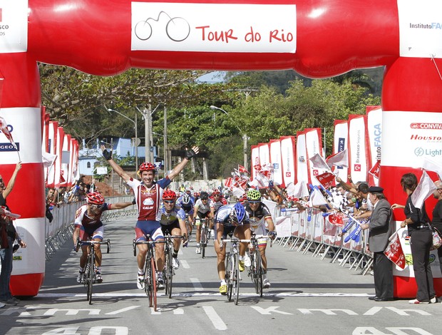 Argentino Edgardo Simon comemora a vitória na primeira etapa do Tour do Rio (Foto: Eny Miranda)