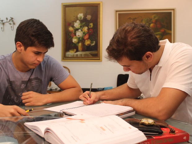 Estudantes concentrados na leitura (Foto: Ellyo Teixeira/G1)