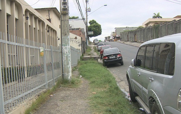 Em algumas vias, as calçadas estão abandonadas (Foto: Amazonas TV)