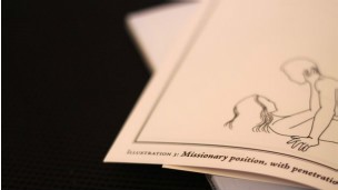 Ilustrações trancadas em envelope na aba traseira do livro mostram posições sexuais (Foto: BBC)