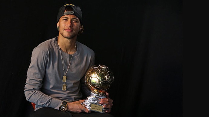 Neymar com o troféu Samba de Ouro (Foto: Miguel Ruiz / FCB)
