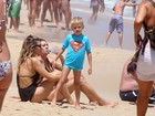 Fernanda Lima e Rodrigo Hilbert curtem a praia em família
