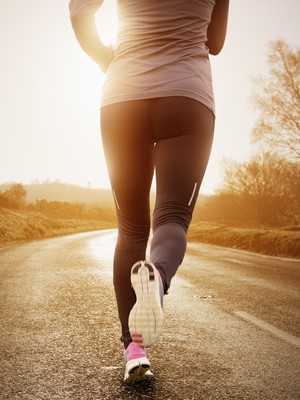 Mulher correndo entardecer euatleta (Foto: Getty Images)