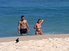Grávida, mulher de Ricardo Pereira exibe barriguinha na praia