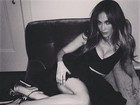 Jennifer Lopez posa sexy e em clima de romance com o namorado