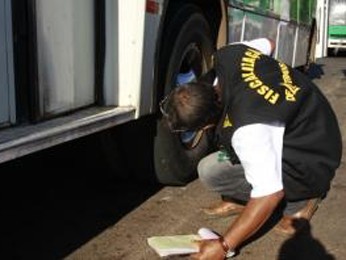 Fiscal examina acesso para portadores de necessidades especiais em ônibus (Foto: DFTRans/ Divulgação)