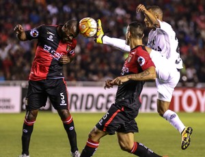 Disputa de bola entre Atlético-MG e Melgar