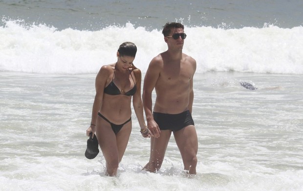 Danielle Winits na praia com o namorado (Foto: Dilson Silva / AgNews)