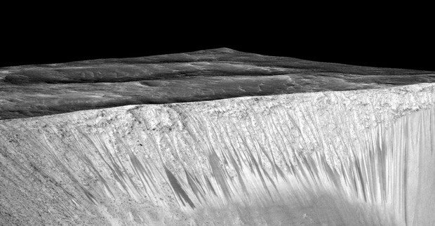 Linhas recorrentes de encosta formadas por água salgada na cratera Garni (Foto: Nasa/JPL/Universidade do Arizona)
