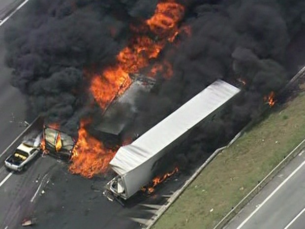 Caminhões pegam fogo após acidente na Rodovia Anhanguera (Foto: Reprodução/ TV Globo)