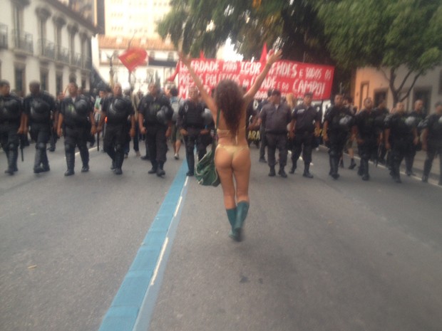 Ativista de biquíni anda à frente dos policiais (Foto: Daniel Silveira/G1)