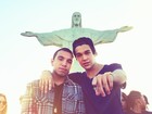Austin Mahone visita o Cristo Redentor após chegar ao Rio