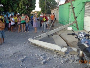 Na colisão chegaram a derrubar um poste de energia (Foto: Edvard Alves da Silva)