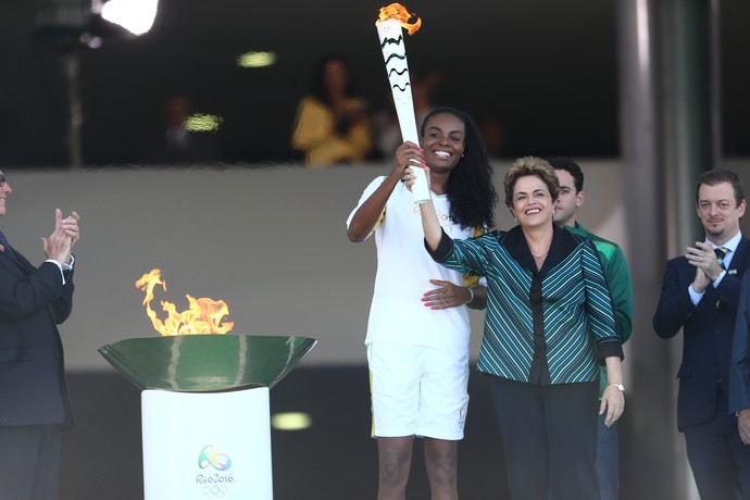 Dilma e Fabiana no revezamento da tocha olímpica em Brasília (Foto: Wilton Junior/Agência Estado)