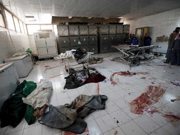Corpos de pessoas mortas em atentado suicida na sexta são vistos em necrotério em Sanaa, Capital do Iêmen, no sábado (21). Pelo menos 137 pessoas morreram durante orações  em mesquitas da cidade devido a ataques coordenados e reivindicados pelo EI (Foto: Mohamed al-Sayaghi/Reuters)