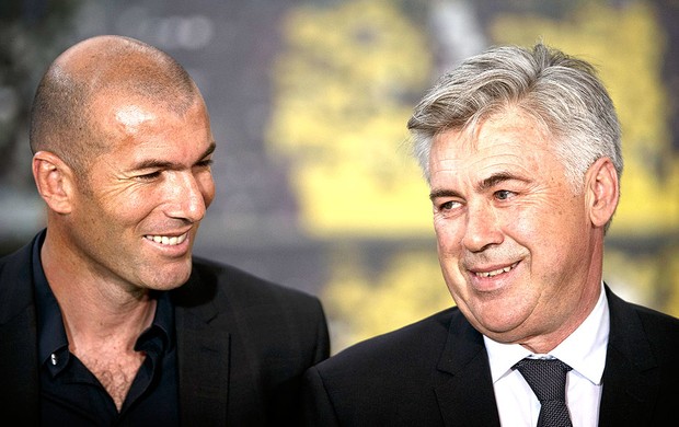 Ancelotti e Zidane apresentação Real Madrid (Foto: Agência AP)