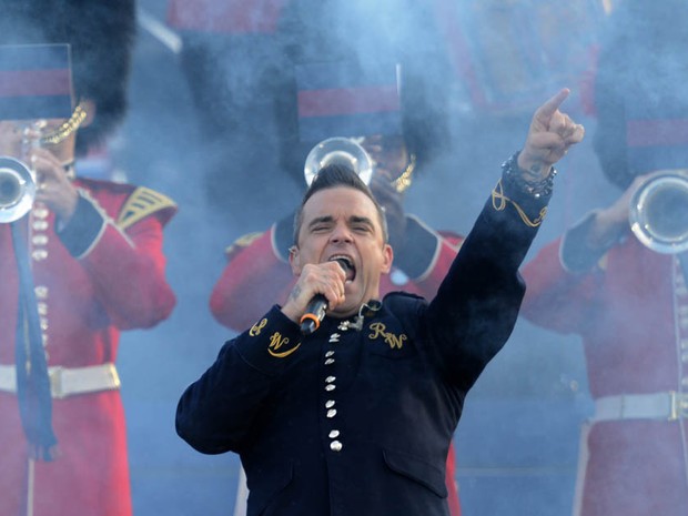 O cantor britânico Robbie Williams foi o primeiro a se apresentar acompanhado dos músicos da guarda real. (Foto: Leon Neal/AFP)
