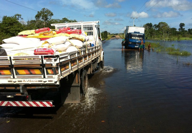 Situação é grave em Careiro Castanho, onde o acesso de alimentos, remédios e combustível é somente pela BR-319 (Foto: Carlos Eduardo Matos/G1)