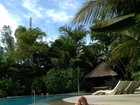 Xuxa e Junno relaxam na piscina: 'Tem gente aproveitando o domingo'
