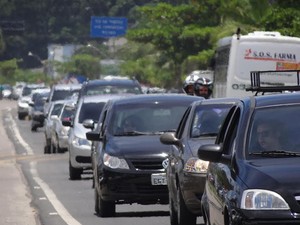 Movimento de veículos na rodovia Rio-Santos, no trecho da Praia Grande em Ubatuba. (Foto: Vinícius Nadena)