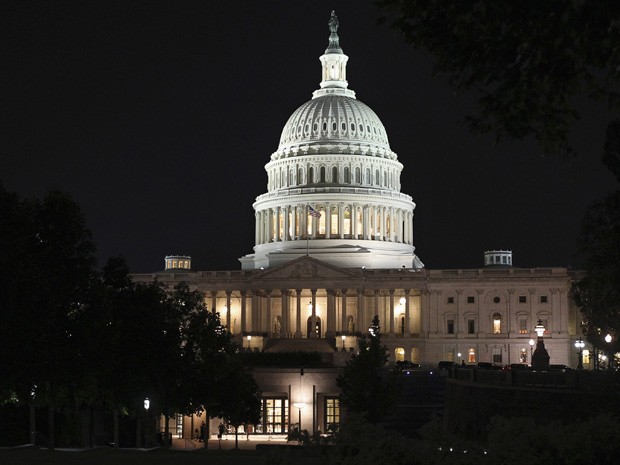 No Capitólio, congressistas dos EUA travarem embate durante toda a noite (Foto: Jim Bourg/Reuters)