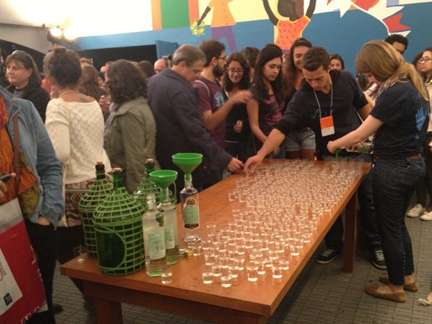 No último dia da 11ª Flip, público recebe cachaça gratuita em mesa montada atrás da Tenda dos Autores (Foto: Cauê Muraro/G1) No último dia da 11ª Flip, público recebe cachaça gratuita em mesa montada atrás da Tenda dos Autores (Foto: Cauê Muraro/G1)